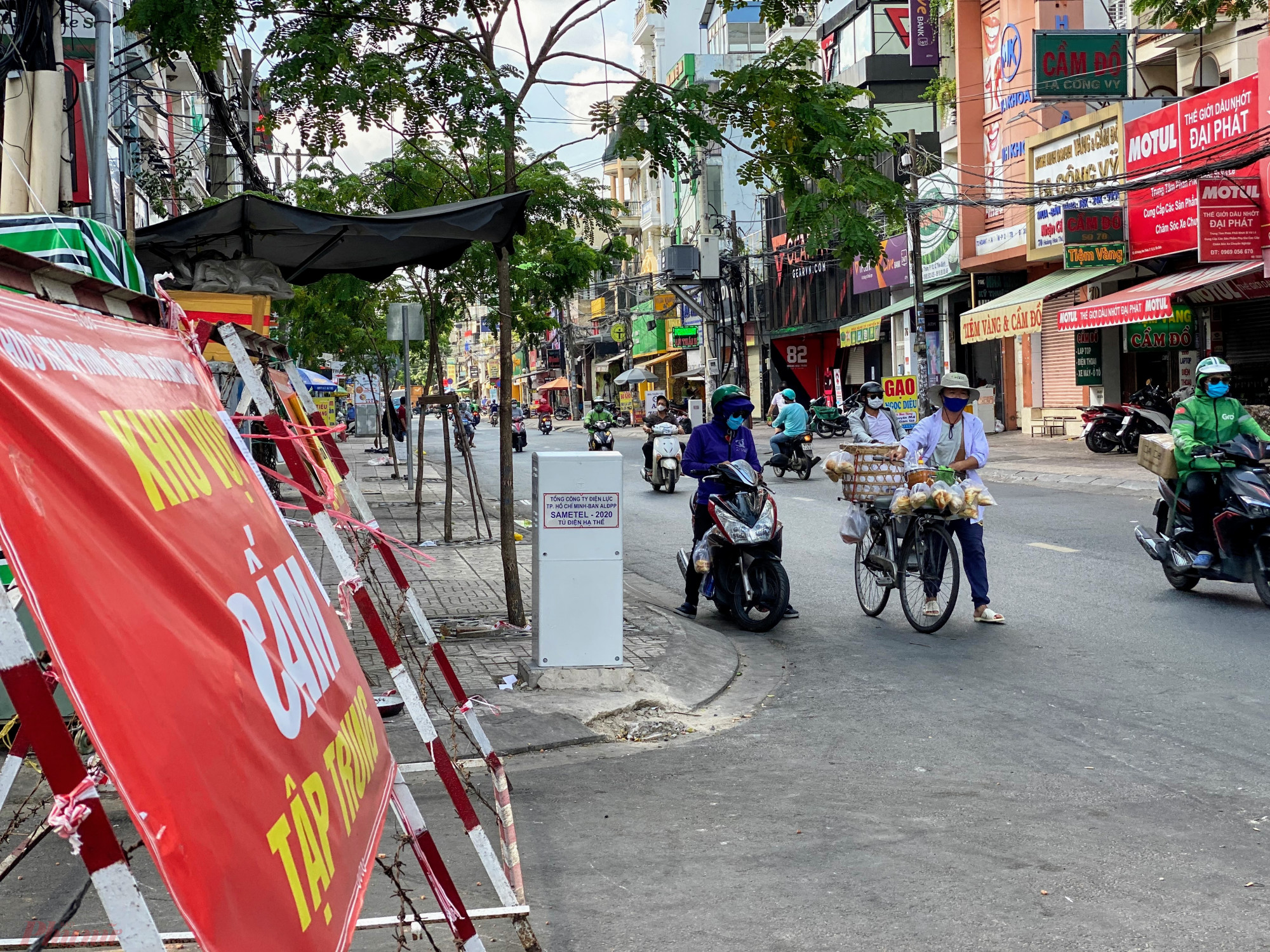 Cũng  như  chợ  Phạm  Văn  Hai, chợ  Ho&agrave;ng  Hoa  Th&aacute;m bị  cấm do li&ecirc;n  quan đến c&aacute;c ca bệnh COVID-19. điểm cấm tập trung  tại  chợ Ho&agrave;ng Hoa Th&aacute;m,  