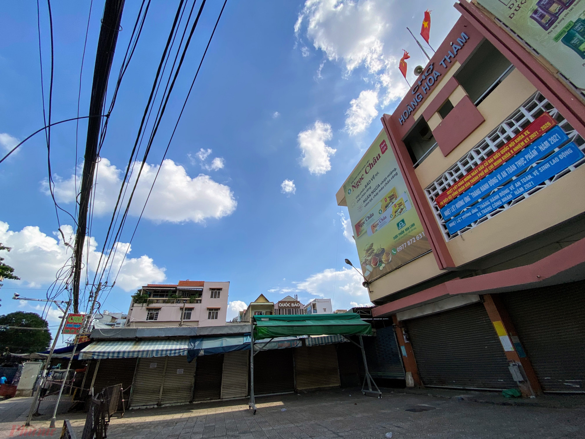 Tương  tự chợ Ho&agrave;ng Hoa  Th&aacute;m  (quận  T&acirc;n  B&igrave;nh) cũng  buộc  ngưng  kinh  doanh , quanh  chợ  