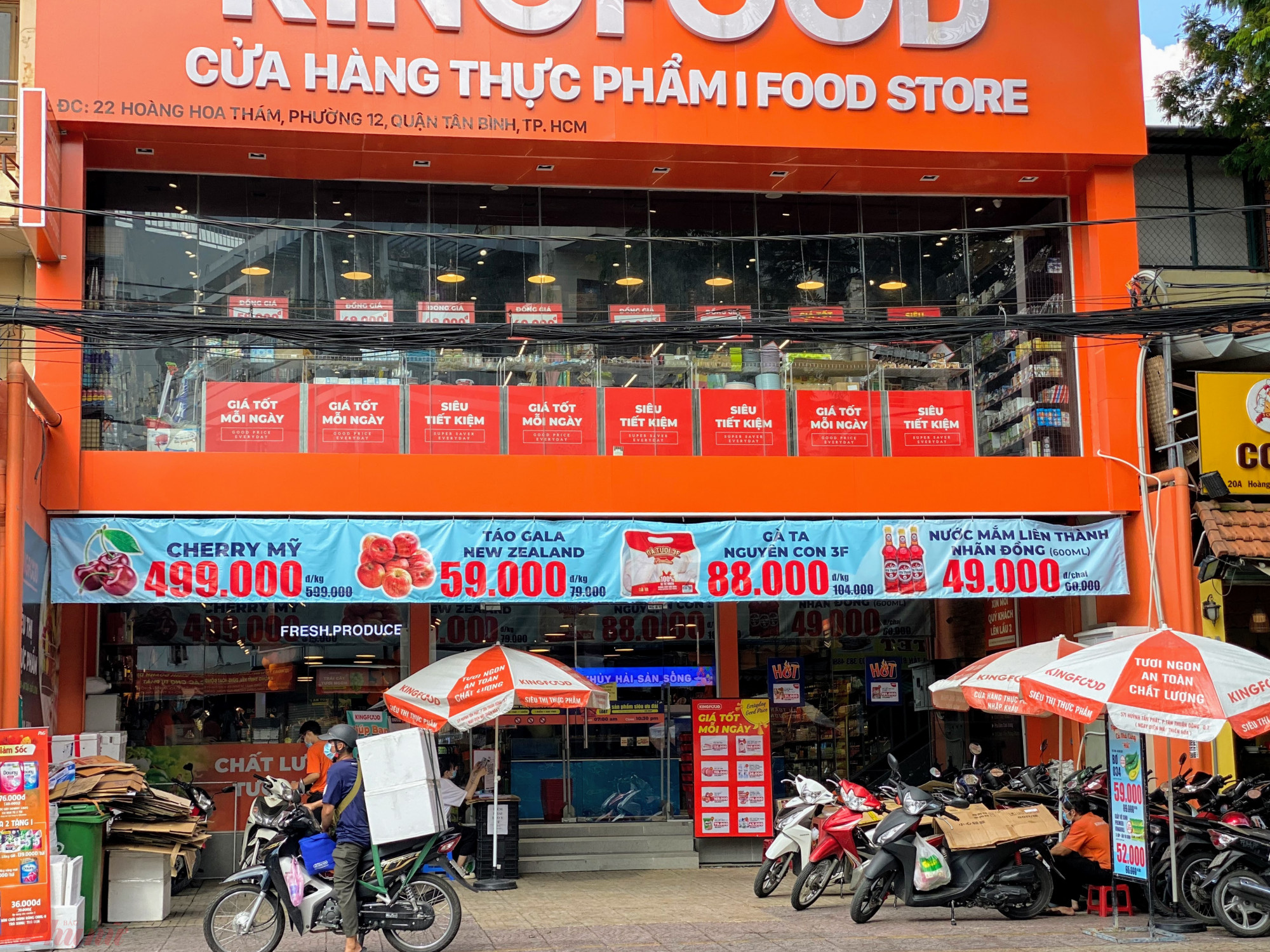 Một  cửa  h&agrave;ng kinh doanh thực phẩm, h&agrave;ng  ho&aacute;  thiết  yếu  trước  chợ  Ho&agrave;ng Hoa Th&aacute;m  kh&aacute; h&uacute;t kh&aacute;ch, với  nhiều  chương  tr&igrave;nh  khuyến m&atilde;i cho c&aacute;c loại thực phẩm tươi sống.