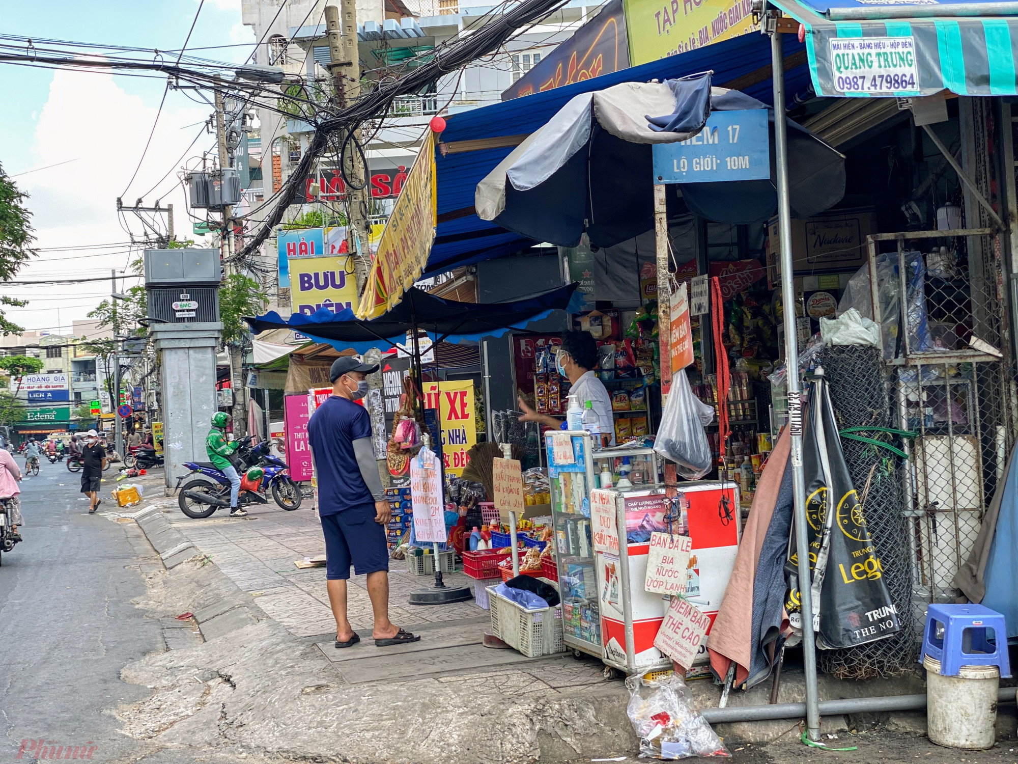 Theo  quan s&aacute;t của ph&oacute;ng vi&ecirc;n, hầu  hết  c&aacute;c  tiệm  tạp  ho&aacute;, cửa  h&agrave;ng  b&aacute;ch  ho&aacute;, si&ecirc;u  thị  mini  quanh c&aacute;c chợ truyền thống bị cấm kh&aacute; đ&ocirc;ng kh&aacute;ch.