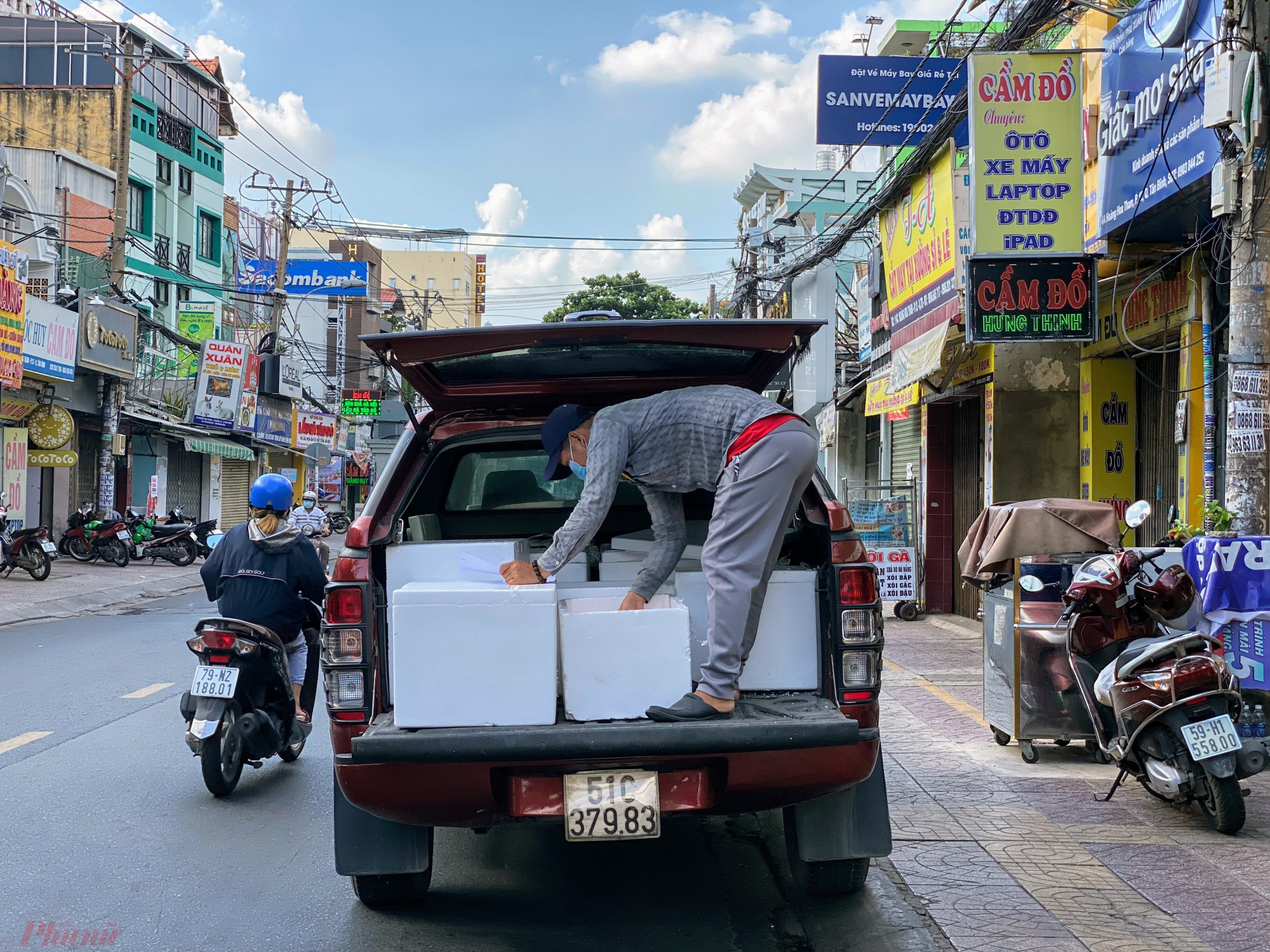 Một cửa h&agrave;ng tiện lợi C&aacute;ch chưa qu&aacute; 300m từ chợ Ho&agrave;ng Hoa Th&aacute;m, cũng kh&aacute; đ&ocirc;ng kh&aacute;ch ra v&agrave;o d&ugrave; si&ecirc;u thị n&agrave;y đang trong giờ bổ sung h&agrave;ng ho&aacute; cho đợt b&aacute;n h&agrave;ng buổi chiều, tối.