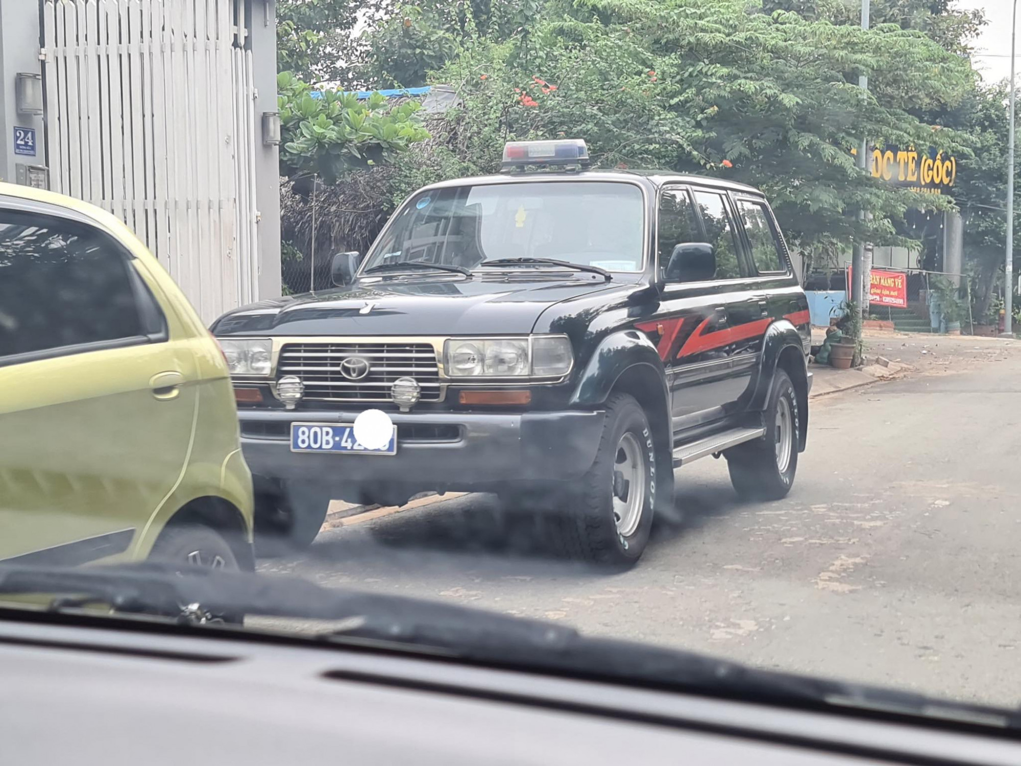 Xe biển xanh phục vụ c&ocirc;ng t&aacute;c kh&aacute;m x&eacute;t nh&agrave; ở c&aacute;c bị can