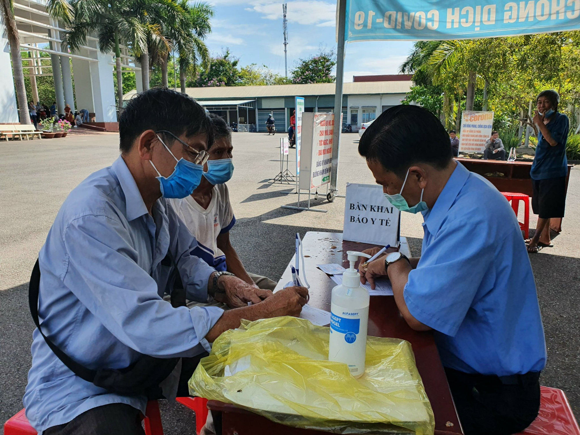Người d&acirc;n khai b&aacute;o y tế tại một chốt kiểm dịch ở Đồng Nai