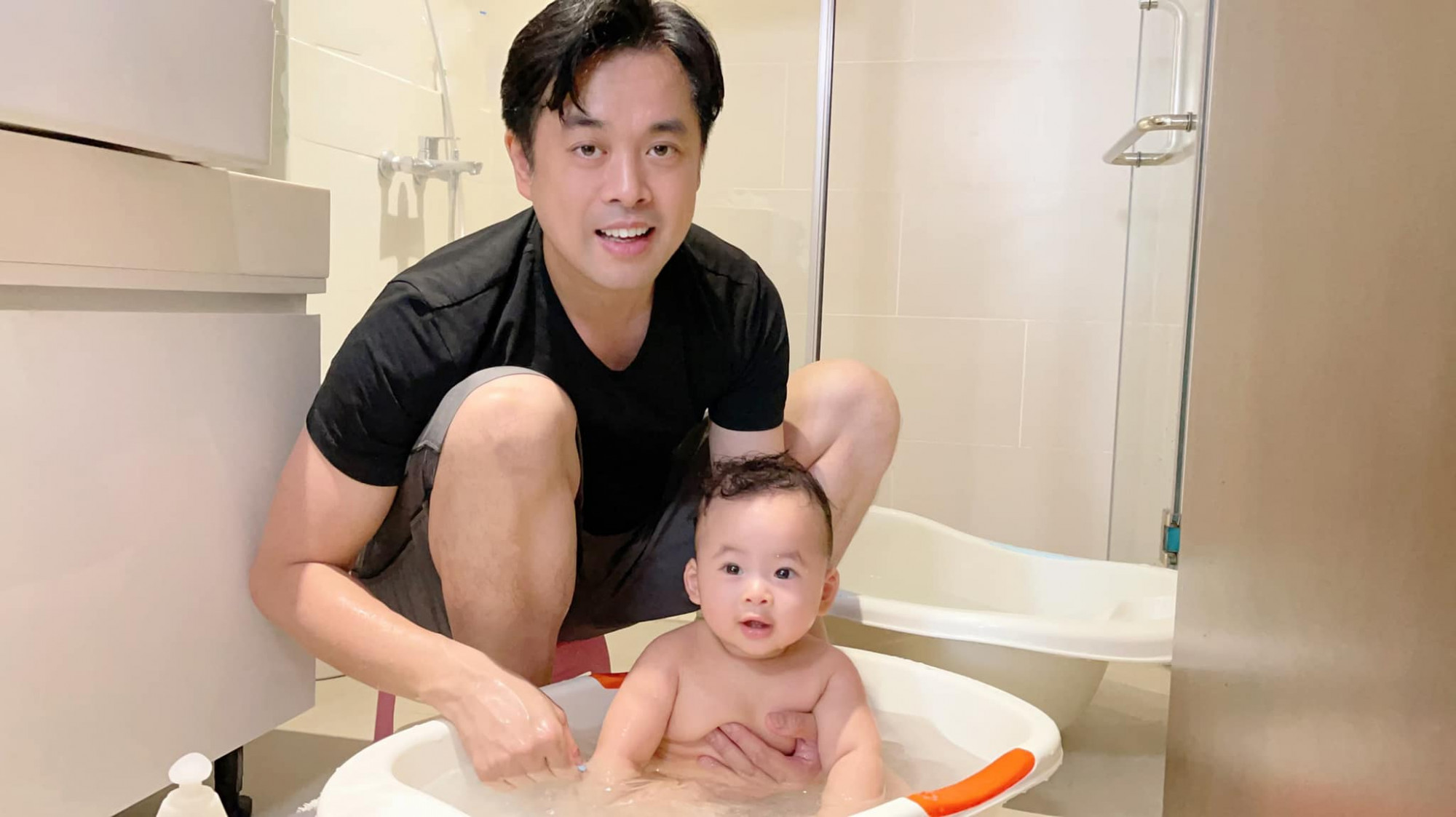 Nhạc sĩ Dương Khắc Linh tắm cho con.
