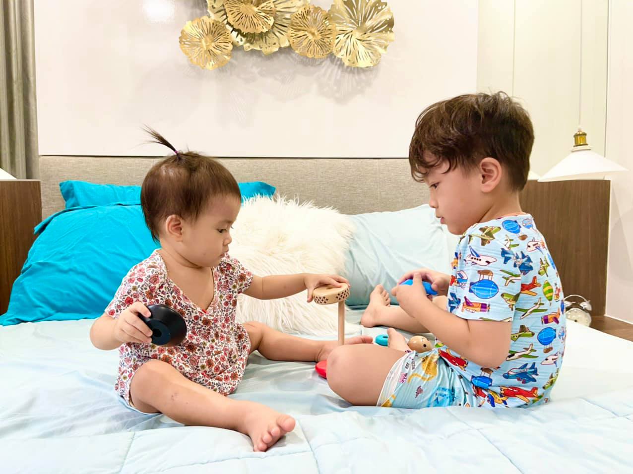 Hai con của nghệ sĩ xiếc Quốc Cơ đang tự chơi đ&ugrave;a c&ugrave;ng nhau.