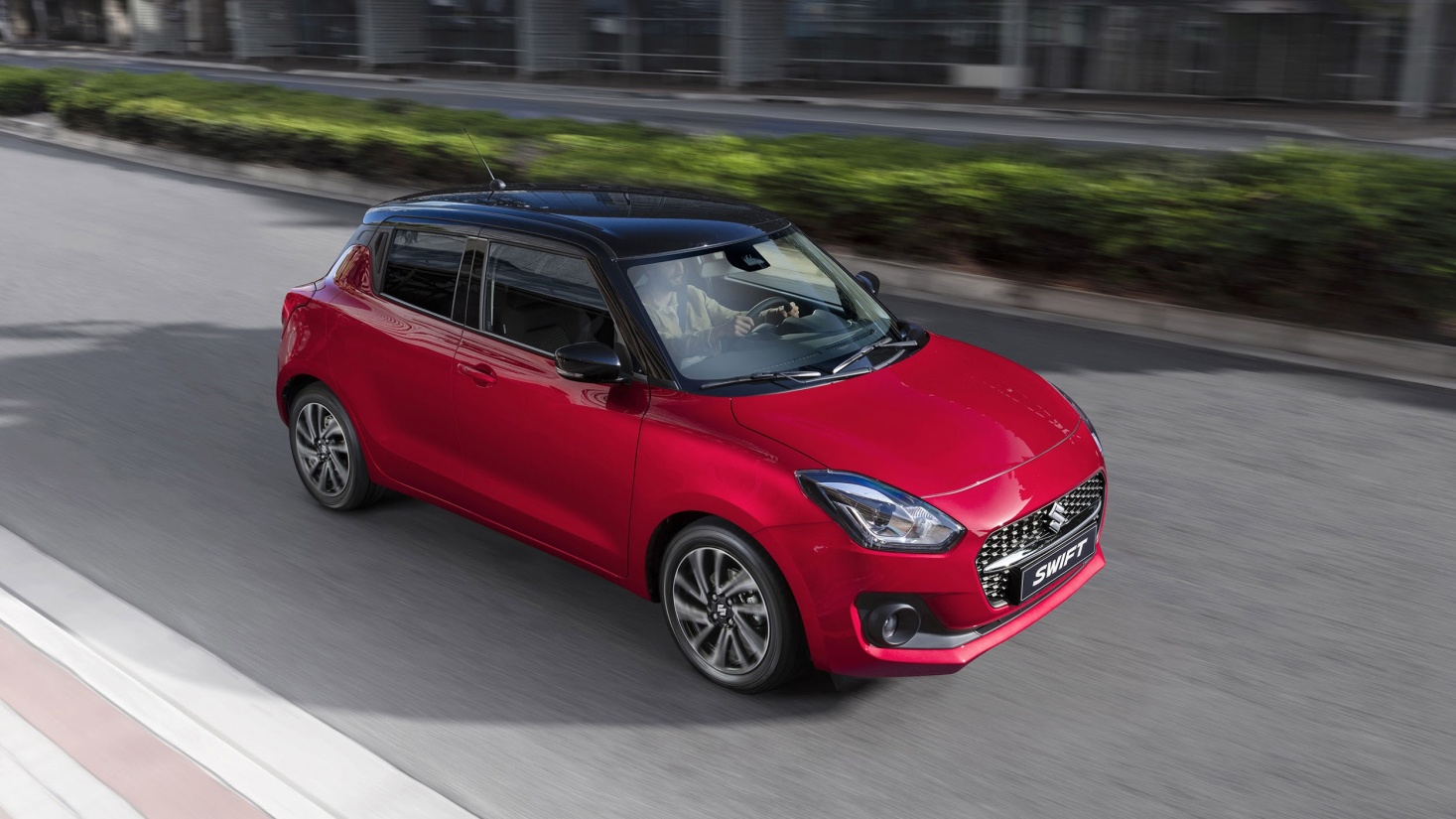 Bốn b&aacute;nh xe của New Swift 2021 đẩy rộng ra c&aacute;c g&oacute;c th&acirc;n xe gi&uacute;p gia tăng khả năng b&aacute;m đường