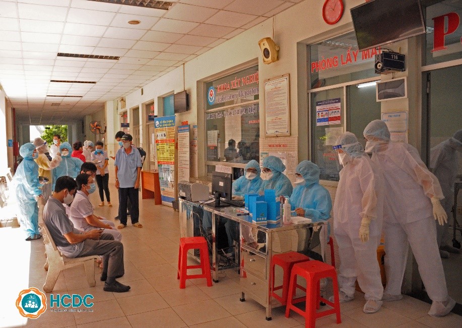 Lấy mẫu x&eacute;t nghiệm cho nh&acirc;n vi&ecirc;n y tế Bệnh viện quận T&acirc;n Ph&uacute;