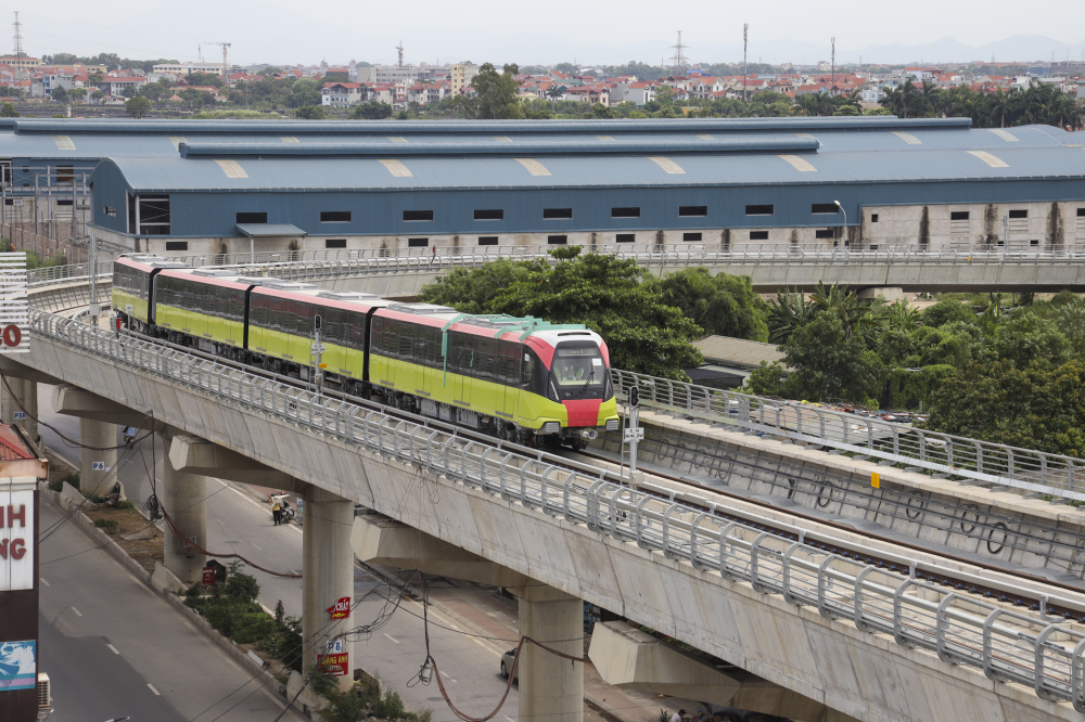 Đo&agrave;n t&agrave;u gồm 4 toa được vận h&agrave;nh kh&ocirc;ng tải, người điều khiển l&agrave; l&aacute;i t&agrave;u c&oacute; kinh nghiệm l&acirc;u năm Mustapha Mdjkoune thuộc c&ocirc;ng ty Alstom&nbsp;bắt đầu xuất ph&aacute;t v&agrave;o 9h30 bắt đầu từ Depot Nhổn đến ga S8. 