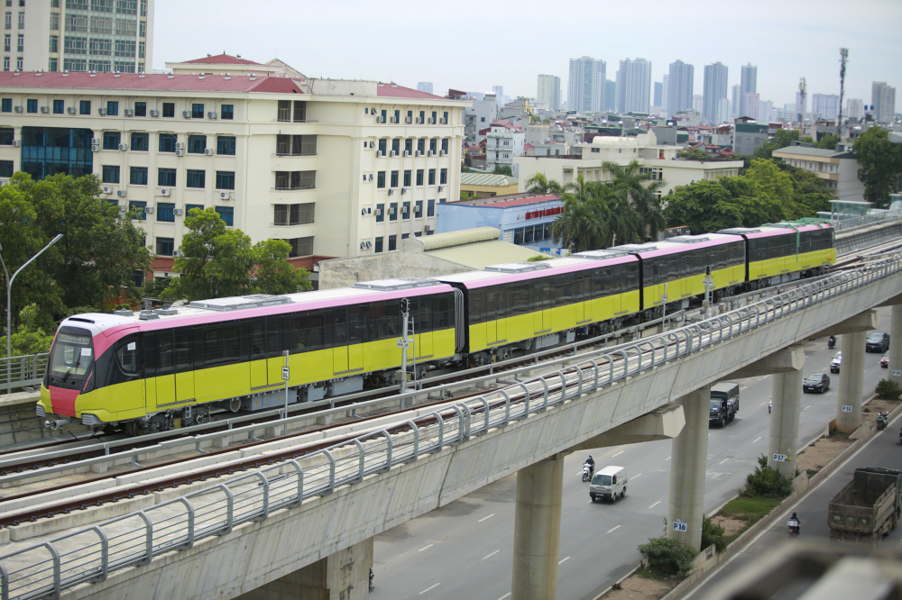 Đo&agrave;n t&agrave;u c&oacute; 4 toa do c&ocirc;ng ty Alstom (Ph&aacute;p) sản xuất. hời gian chạy từ khu Depot Nhổn đến ga S8 khoảng 15 ph&uacute;t.