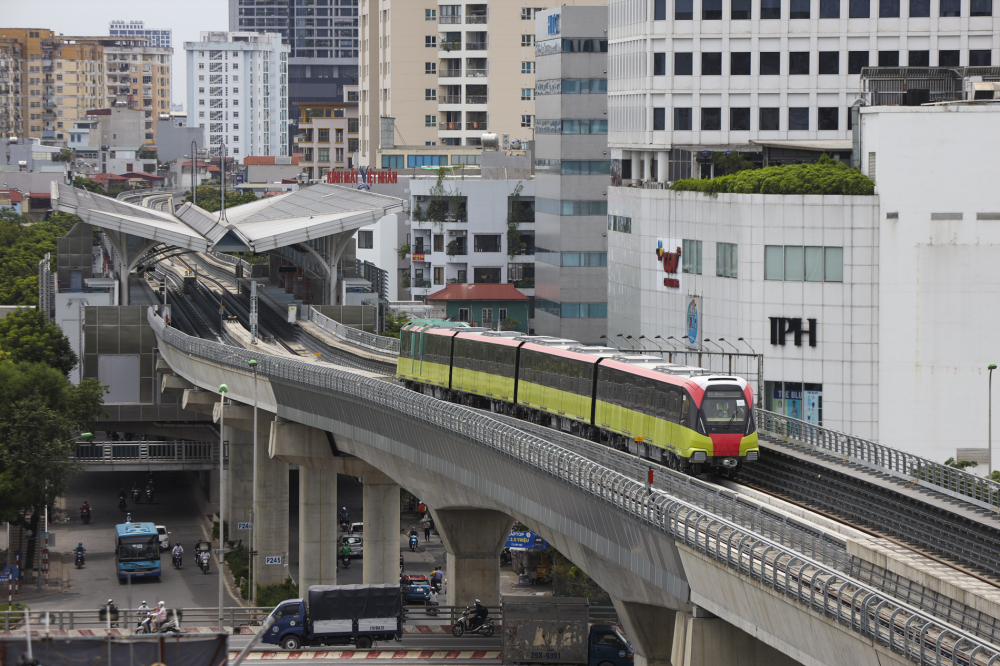 Đo&agrave;n t&agrave;u di chuyển qua nh&agrave; ga tr&ecirc;n cao của metro Nhổn - ga H&agrave; Nội.  Thời gian chạy từ khu Depot Nhổn đến ga S8 khoảng 15 ph&uacute;t. 