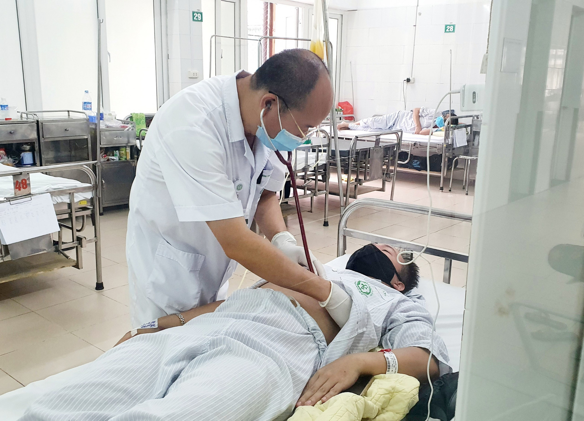 Sốt cao, đau người, anh T. tưởng gặp phản ứng sau ti&ecirc;m vắc xin nhưng lại mắc sốt xuất huyết