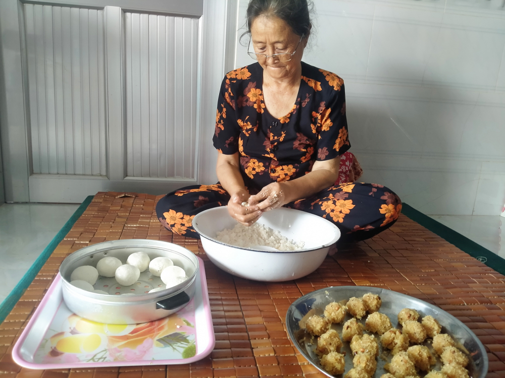 M&aacute; t&ocirc;i vẫn miệt m&agrave;i l&agrave;m b&aacute;nh gửi cho con ch&aacute;u ở xa