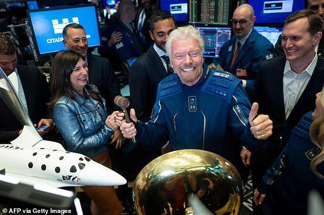 Tỷ ph&uacute; Anh Branson đ&atilde; c&ocirc;ng bố kế hoạch đ&aacute;nh bại đối thủ Bezos trong cuộc đua l&ecirc;n vũ trụ - Ảnh: AFP