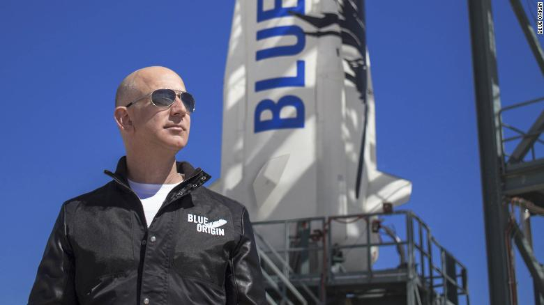Trước đ&oacute;, c&ocirc;ng ty Blue Origin của tỷ ph&uacute; Zeff Bezos đ&atilde; th&ocirc;ng b&aacute;o rằng &ocirc;ng Bezos sẽ bay l&ecirc;n vũ trụ c&ugrave;ng anh trai của m&igrave;nh, Mark Bezos - Ảnh: CNN