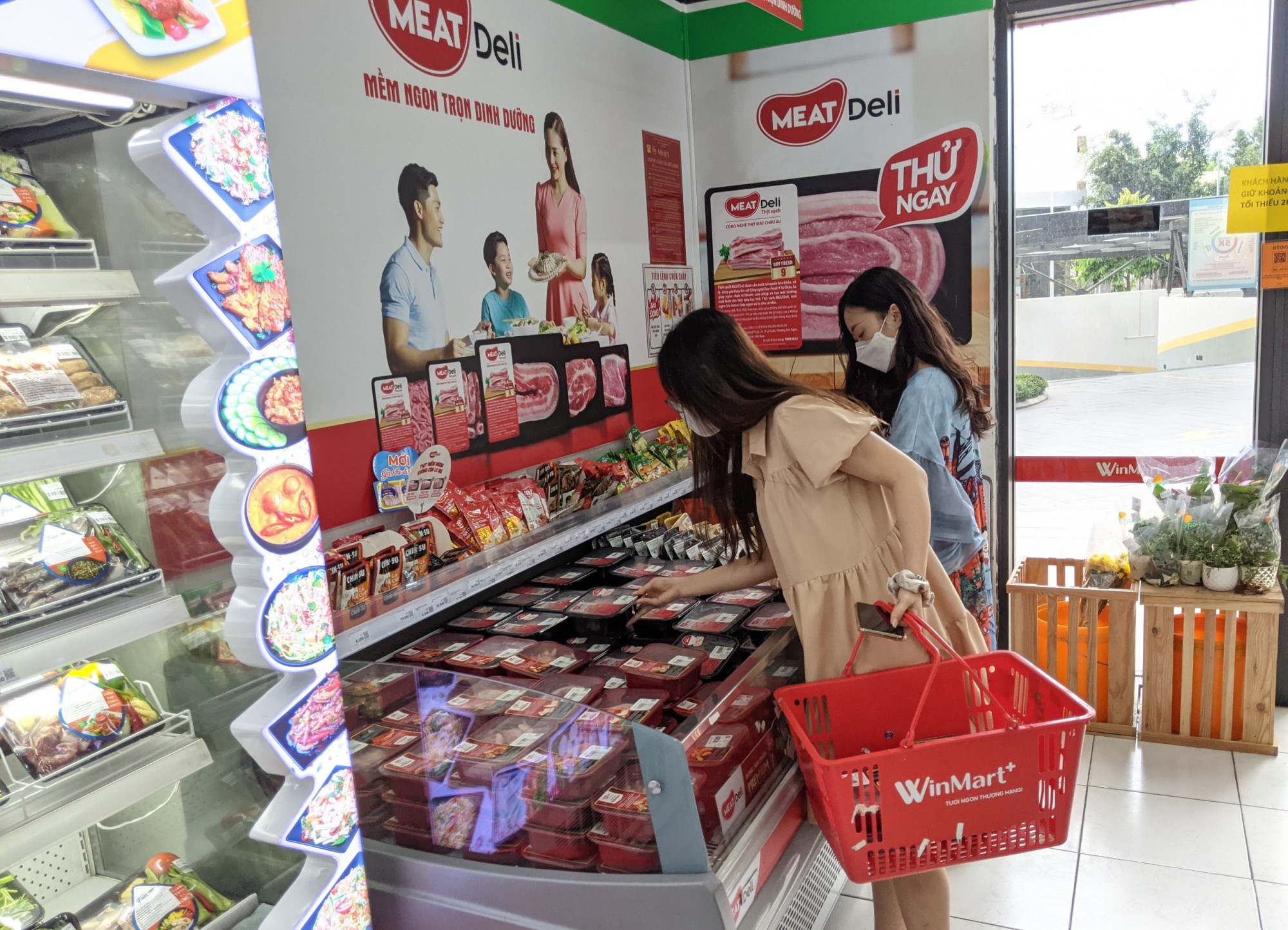 Người ti&ecirc;u d&ugrave;ng mua thịt m&aacute;t MEATDeli tại si&ecirc;u thị VinMart+. Ảnh: Masan Group