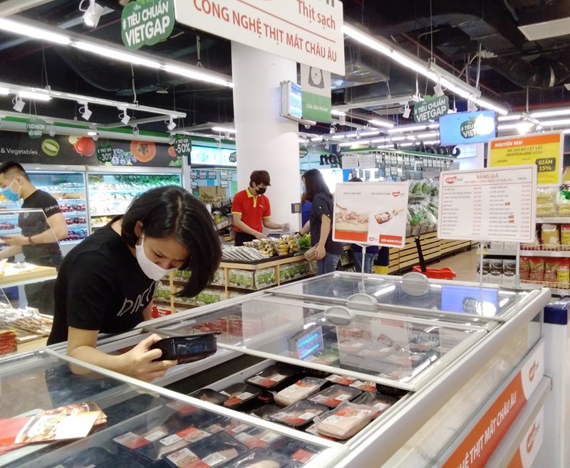 Người ti&ecirc;u d&ugrave;ng mua thịt m&aacute;t MEATDeli tại si&ecirc;u thị VinMart. Ảnh: Masan Group