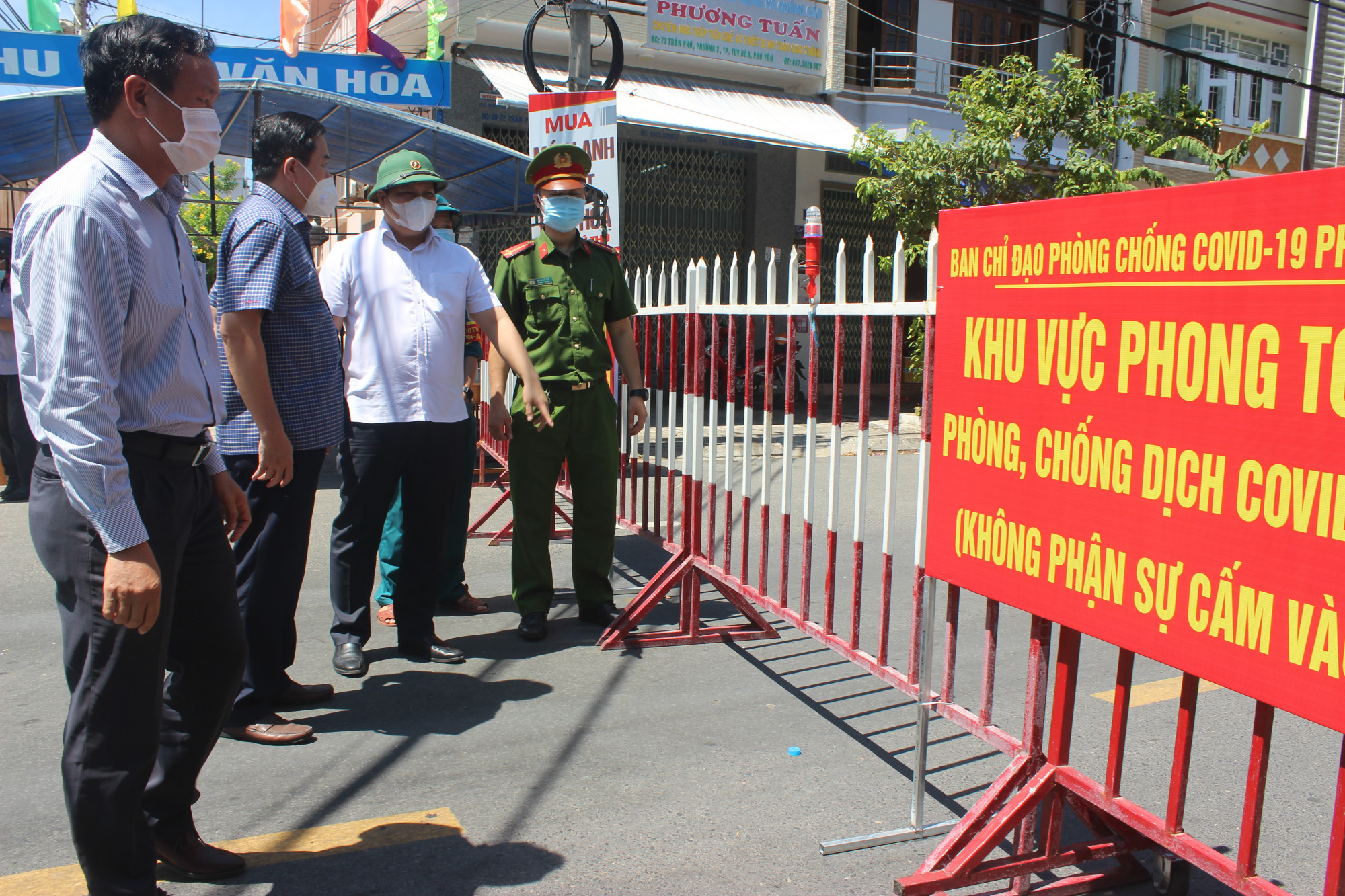 L&atilde;nh đạo tỉnh Ph&uacute; Y&ecirc;n kiểm tra khu vực bị phong tỏa 