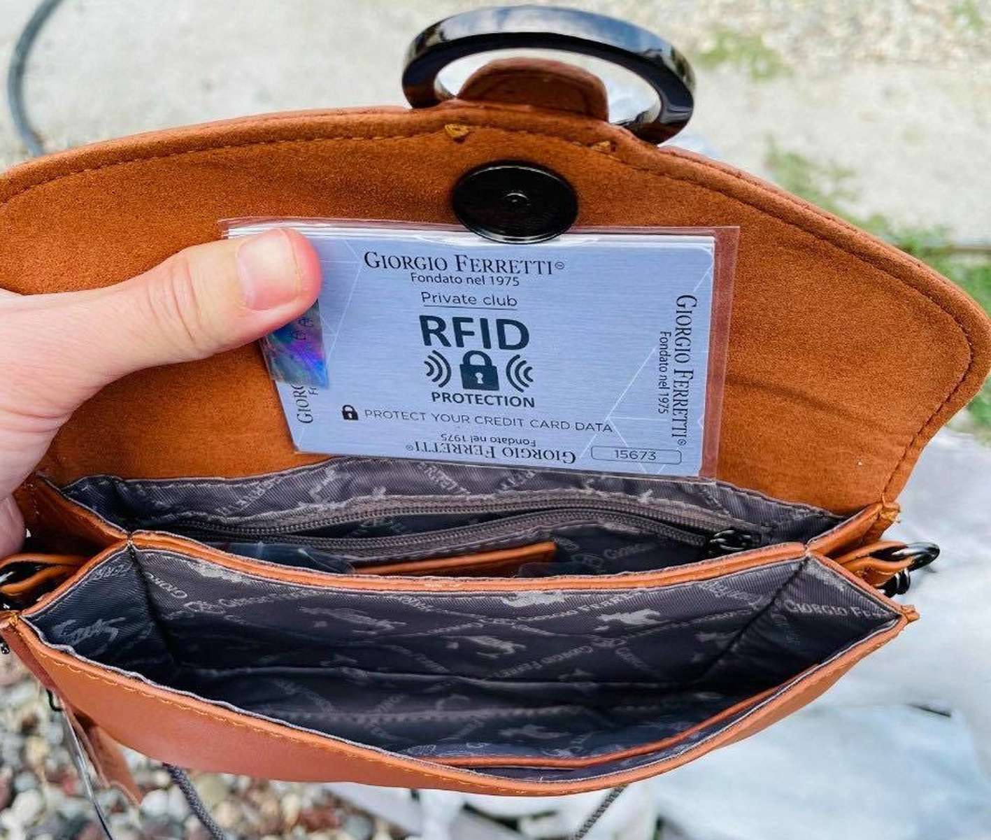 Rất nhiều sản phẩm v&iacute;, t&uacute;i rao b&aacute;n tr&ecirc;n mạng được quảng c&aacute;o c&oacute; khả năng chặn s&oacute;ng RFID - ẢNH: T. HOA