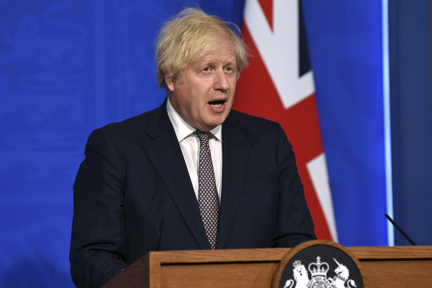 Thủ tướng Anh Boris Johnson ph&aacute;t biểu trong cuộc họp b&aacute;o ở phố Downing, London
