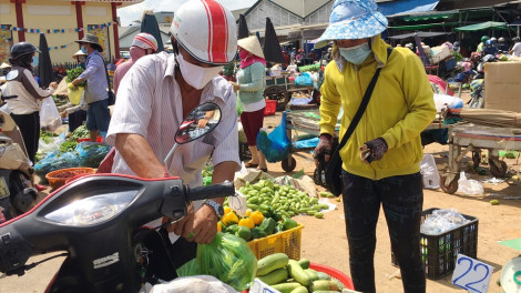 Để ngăn chặn nguồn l&acirc;y lan dịch bệnh, TPHCM đang t&iacute;nh đến phương &aacute;n dừng hoạt động c&aacute;c chợ đầu mối