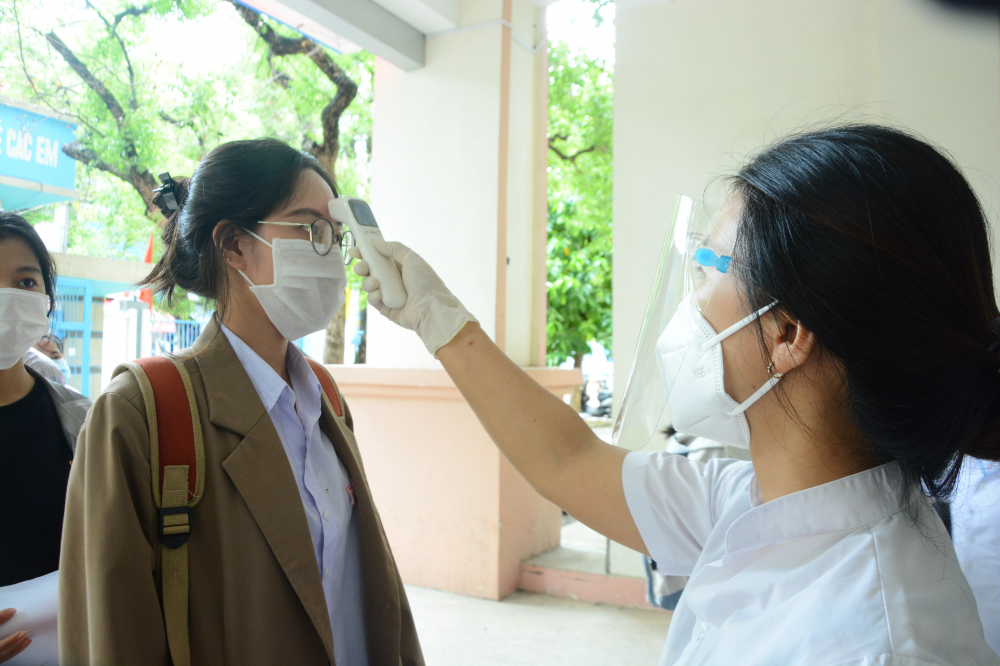 Đo th&acirc;n nhiệt trươc khi v&agrave;o phong thi