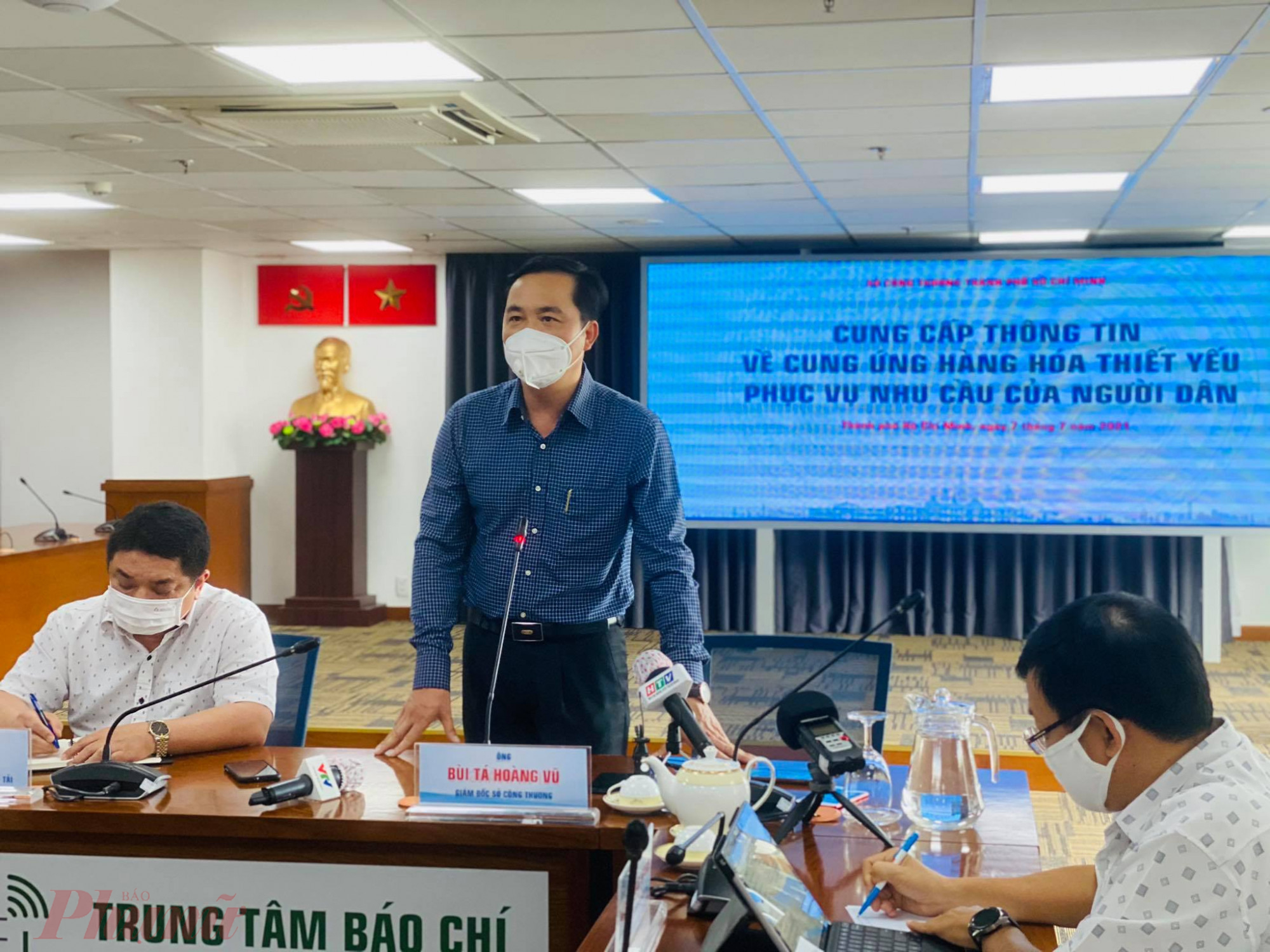 &Ocirc;ng B&ugrave;i T&aacute; Ho&agrave;ng Vũ (người đứng), Gi&aacute;m đốc Sở C&ocirc;ng thương TPHCM cho biết, t&igrave;nh trạng quầy kệ si&ecirc;u thị hết h&agrave;ng trong s&aacute;ng ng&agrave;y 7/7 chỉ l&agrave; cục bộ do lượng người mua qu&aacute; đ&ocirc;ng, c&aacute;c si&ecirc;u thị kh&ocirc;ng kịp bổ sung