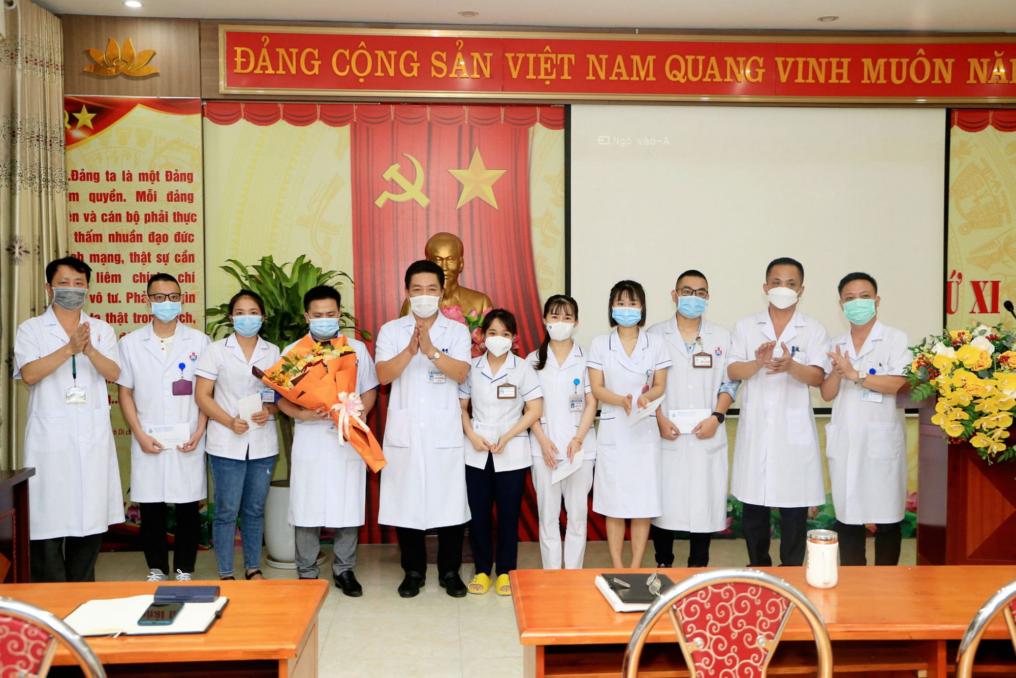 L&atilde;nh đạo Bệnh viện sản Nhi Nghệ An động vi&ecirc;n c&aacute;c b&aacute;c sĩ, điều dưỡng trước khi l&ecirc;n đường v&agrave;o TPHCM