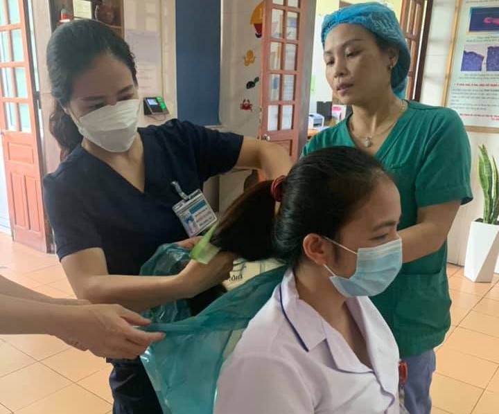 Nữ b&aacute;c sĩ được đồng nghiệp cắt ngắn t&oacute;c trước l&uacute;c l&ecirc;n đường v&agrave;o TPHCM