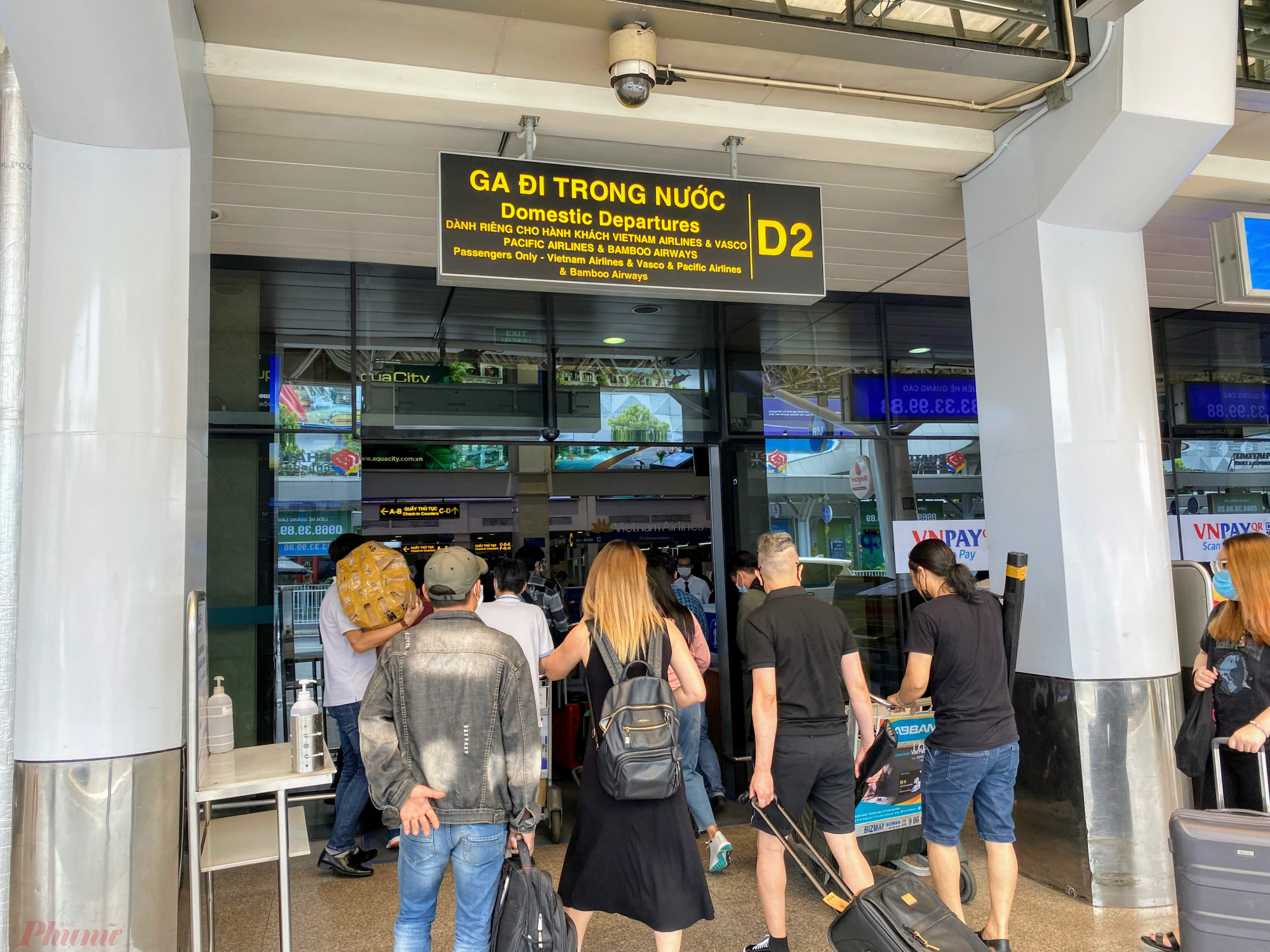 Đại diện h&atilde;ng bay khuyến nghị kh&aacute;ch h&agrave;ng cần cẩn trọng khi mua v&eacute; bay dưới h&igrave;nh thức thu&ecirc; chuyến về Việt Nam. Ảnh: Quốc Th&aacute;i