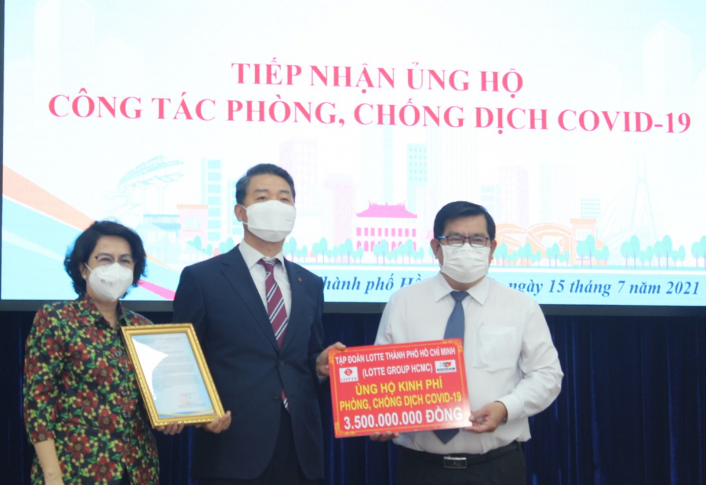 Tập đo&agrave;n Lotte của H&agrave;n Quốc n&oacute;i ri&ecirc;ng v&agrave; doanh nghiệp H&agrave;n Quốc tại TPHCM n&oacute;i chung t&iacute;ch cực đ&oacute;ng g&oacute;p cho c&ocirc;ng t&aacute;c ph&ograve;ng, chống dịch của TP.
