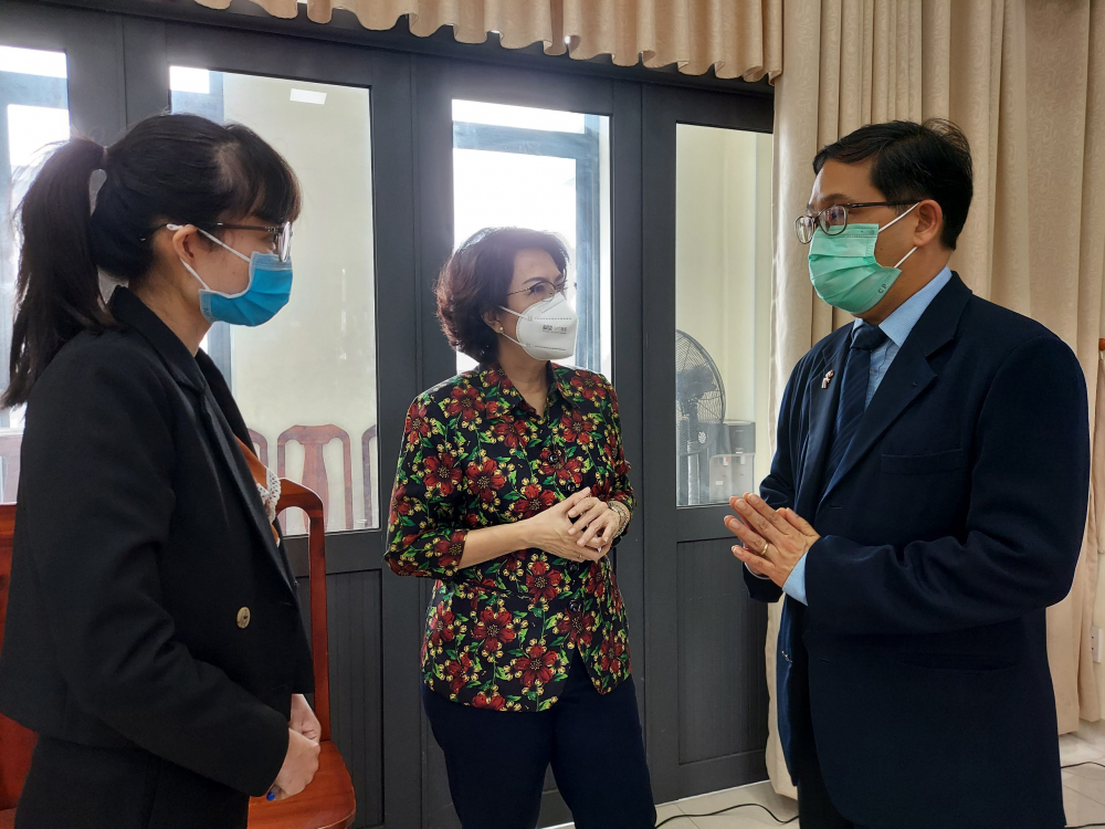 Tổng L&atilde;nh sự Th&aacute;i Lan tại TPHCM trao đổi với Chủ tịch Ủy ban MTTQ Việt Nam TPHCM T&ocirc; Thị B&iacute;ch Ch&acirc;u về c&ocirc;ng t&aacute;c ph&ograve;ng, chống dịch của TP, tin tưởng TPHCM sẽ sớm vượt qua kh&oacute; khăn.