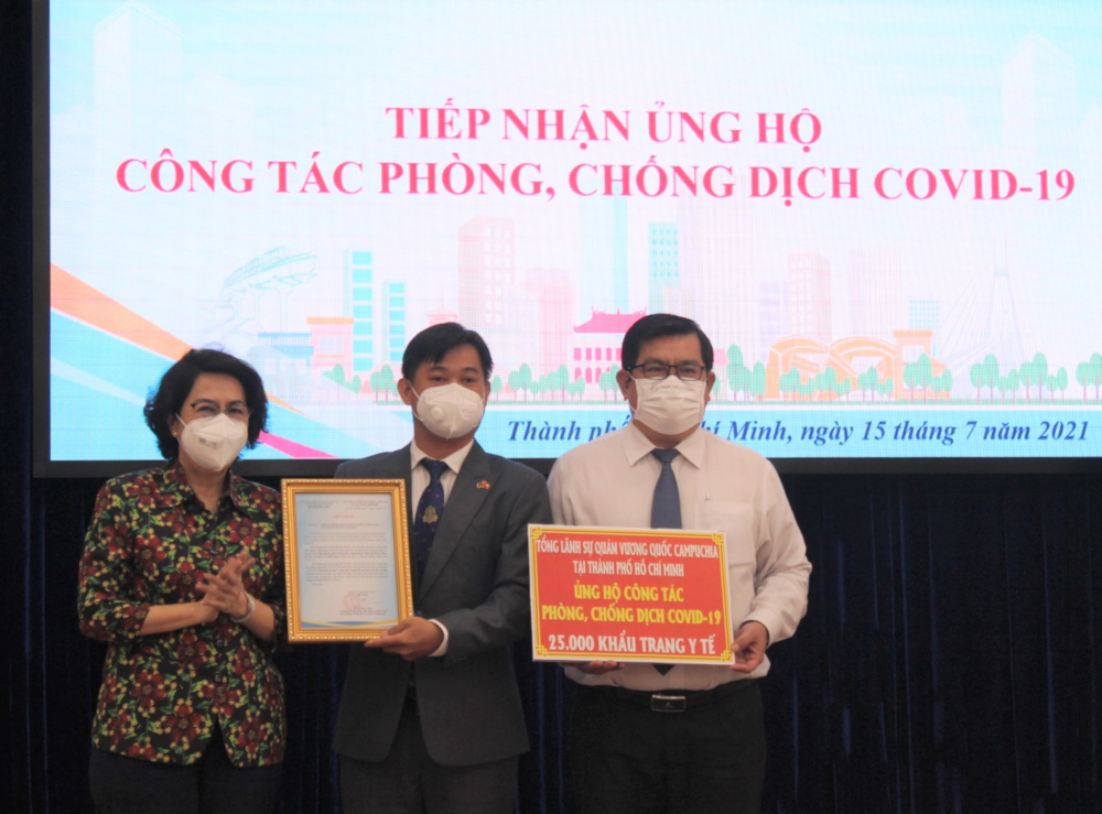 Tổng L&atilde;nh sự qu&aacute;n Campuchia tại TPHCM trao tặng 25.000 khẩu trang y tế cho TPHCM.