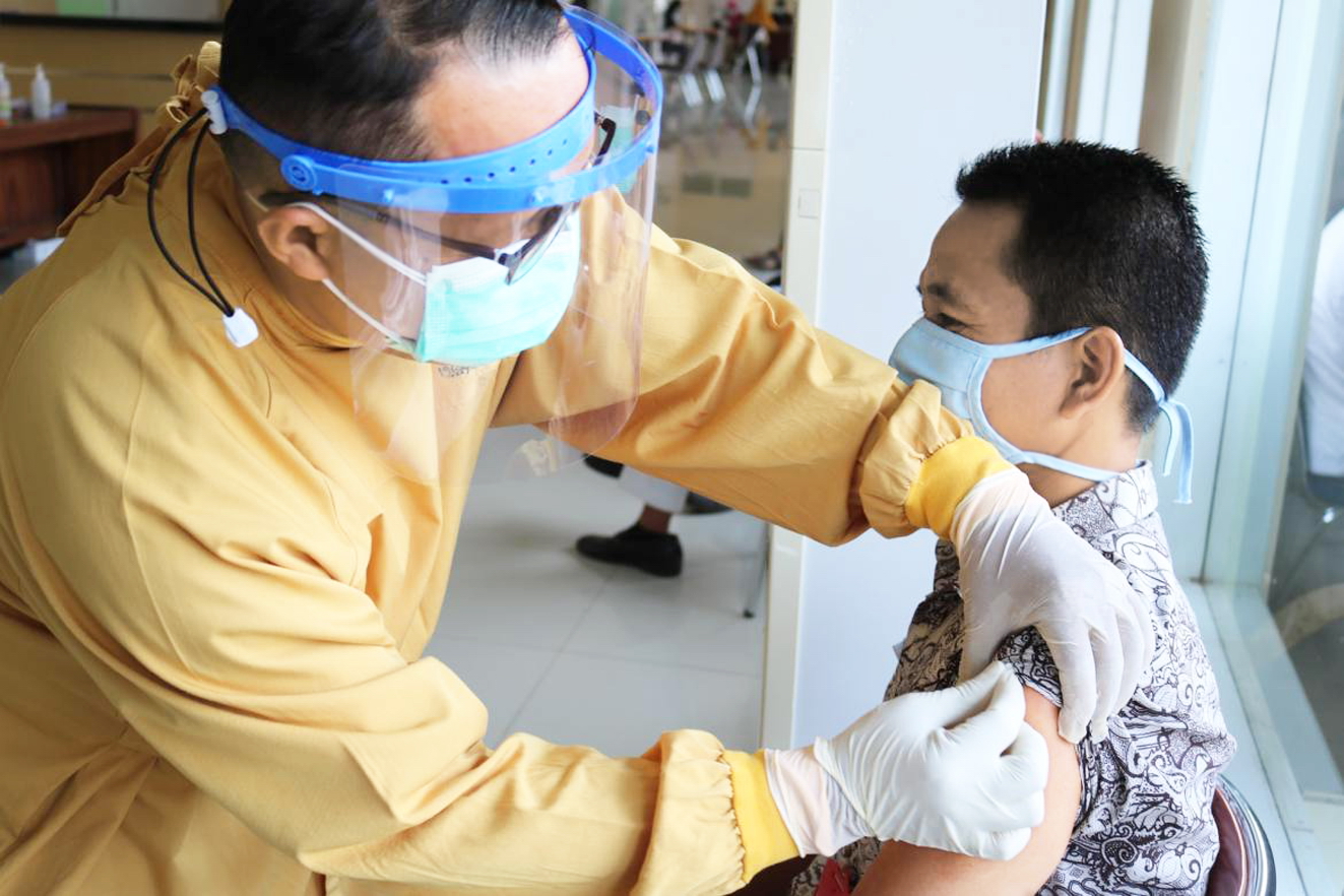 Nh&acirc;n vi&ecirc;n y tế ti&ecirc;m vắc-xin COVID-19 cho người d&acirc;n Indonesia  giữa l&uacute;c biến chủng Delta đang l&acirc;y nhiễm nhanh ch&oacute;ng - ẢNH: UNSPLASH