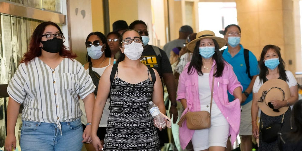 Los Angeles đ&atilde; kh&ocirc;i phục lệnh đeo khẩu trang bắt buộc trong nh&agrave; khi số ca nhiễm COVID-19 h&agrave;ng ng&agrave;y tăng đến mức đ&aacute;ng lo ngại - Ảnh AP
