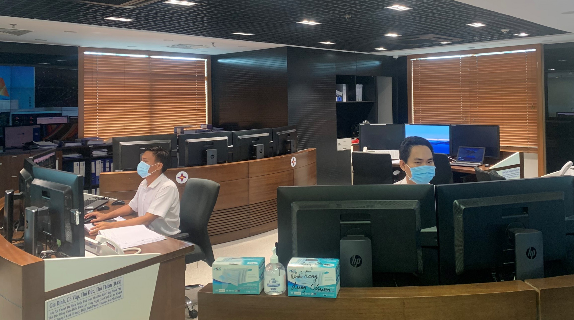 Trung t&acirc;m điều độ hệ thống điện được bố tr&iacute; th&agrave;nh 2 cơ sở độc lập để ph&ograve;ng dịch