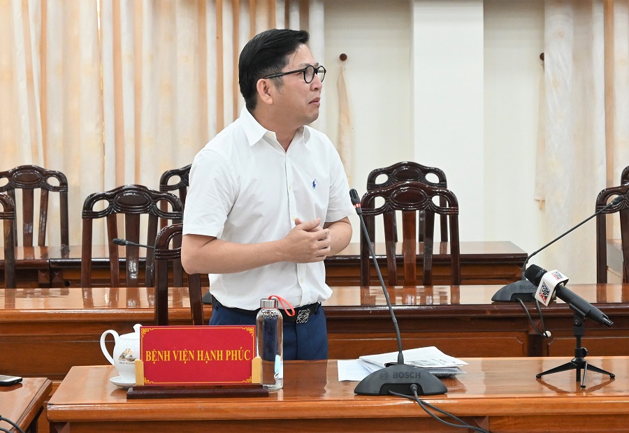 Gi&aacute;m đốc Bệnh viện đa khoa Hạnh Ph&uacute;c tại cuộc họp với Thường trực Tỉnh ủy An Giang ng&agrave;y 16/7