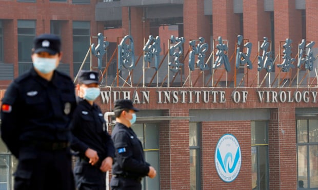 Lực lượng bảo vệ b&ecirc;n ngo&agrave;i Viện virus học Vũ H&aacute;n.