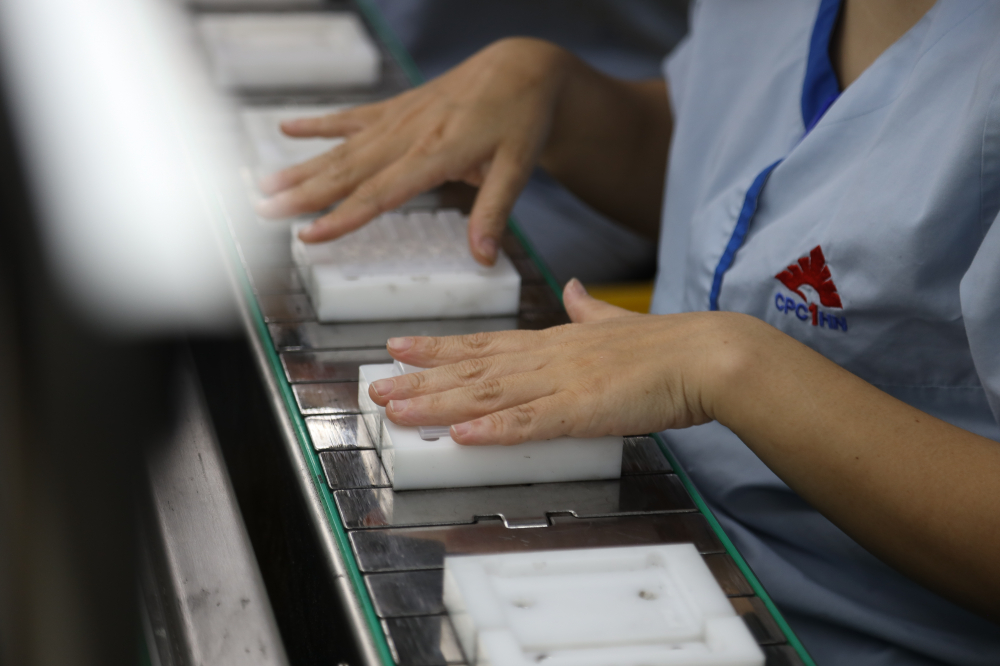 Sau đ&oacute; c&aacute;c vỉ sẽ được cắt t&aacute;ch th&agrave;nh c&aacute;c vỉ 5 ống rồi theo băng tải chuyển đến bộ phận soi kiểm, d&aacute;n nh&atilde;n, đ&oacute;ng g&oacute;i.