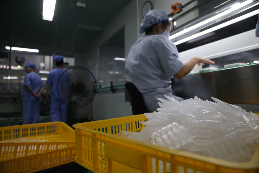 &Ocirc;ng Nguyễn Thanh B&igrave;nh, Tổng Gi&aacute;m đốc C&ocirc;ng ty CPC1 cho biết, ngay từ khi nhận được th&ocirc;ng tin vaccine Pfizer về Việt Nam v&agrave; cần c&oacute; 6,2 triệu ống dung m&ocirc;i Natri chloride để phục vụ ti&ecirc;m ph&ograve;ng, &ocirc;ng đ&atilde; quyết định nhận tr&aacute;ch nhiệm sản xuất v&agrave; t&agrave;i trợ to&agrave;n bộ số dung m&ocirc;i ho&agrave;n nguy&ecirc;n n&agrave;y cho chiến dịch ti&ecirc;m chủng của Bộ Y tế.