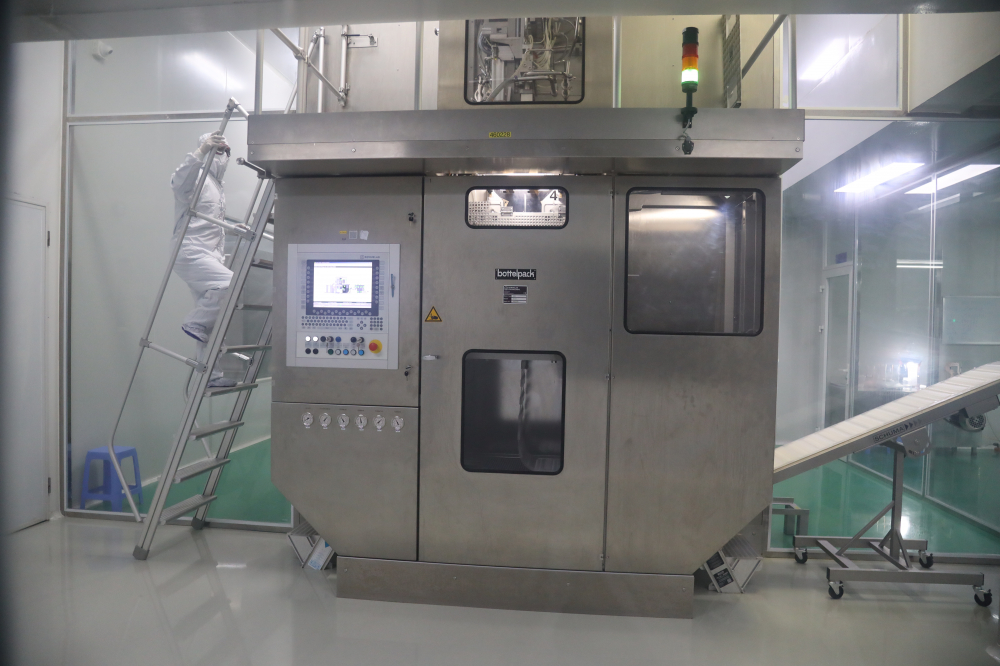 Cần qua rất nhiều kh&acirc;u để ho&agrave;n thiện một ống dung m&ocirc;i NaCl đạt chất lượng, c&aacute;c kh&acirc;u đều được kiểm so&aacute;t nghi&ecirc;m ngặt.