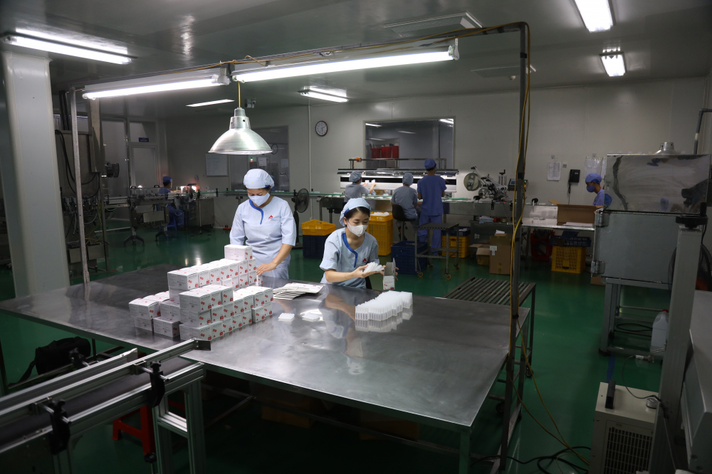 Vắc xin Covid-19 Pfizer l&agrave; 1 trong 6 loại vắc xin được cấp ph&eacute;p sử dụng tại Việt Nam. Vaccine Pfizer&nbsp; được b&agrave;o chế dưới dạng hỗn dịch đặc, cần sử dụng dung dịch dung m&ocirc;i NaCl 0,9% để pha trước khi ti&ecirc;m.