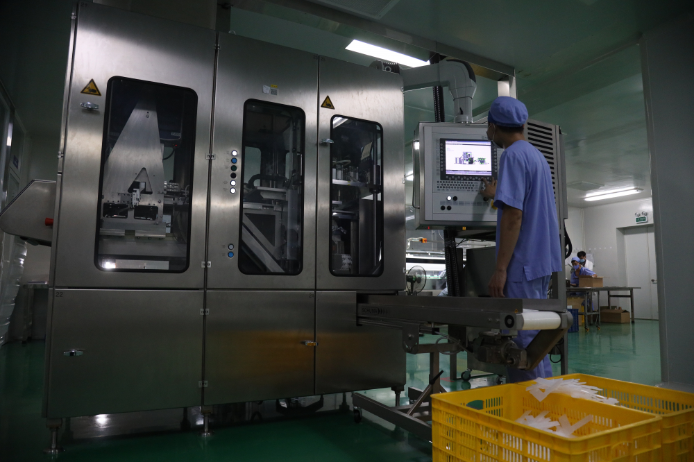 Để hỗ trợ cho chiến dịch ti&ecirc;m ph&ograve;ng COVID-19 to&agrave;n quốc, nh&agrave; m&aacute;y của c&ocirc;ng ty CPC1 đang hoạt động hết tốc lực để sản xuất 6,2 triệu ống dung m&ocirc;i n&agrave;y phục vụ cho ti&ecirc;m vaccine Pfizer.