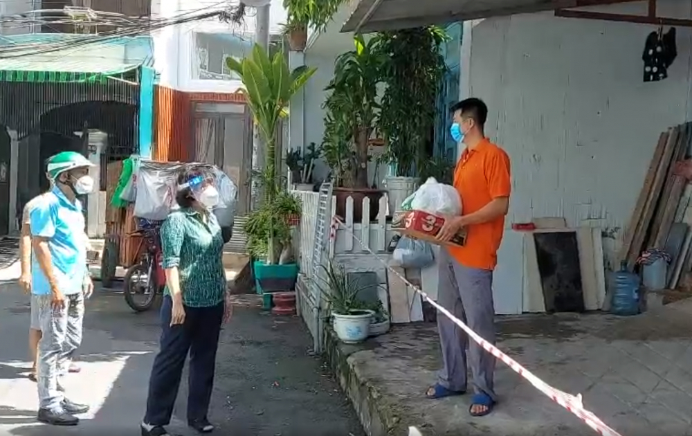 B&agrave; T&ocirc; Thị B&iacute;ch Ch&acirc;u thăm, động vi&ecirc;n c&aacute;c gia đ&igrave;nh gặp kh&oacute; khăn v&igrave; dịch bệnh tại phường 14, G&ograve; Vấp.