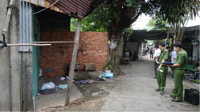 Lực lượng chức năng tổ chức kh&aacute;m nghiệm hiện trường vụ &aacute;n