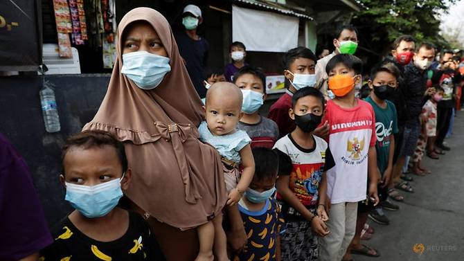 Người d&acirc;n Indonesia xếp h&agrave;ng chờ nhận hỗ trợ từ ch&iacute;nh phủ.