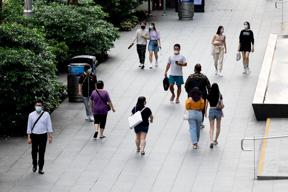 Bộ Y tế Singapore khuyến c&aacute;o mạnh mẽ những người chưa được ti&ecirc;m ph&ograve;ng, đặc biệt l&agrave; người cao tuổi, n&ecirc;n ở nh&agrave; c&agrave;ng nhiều c&agrave;ng tốt trong v&agrave;i tuần tới - Ảnh: Today