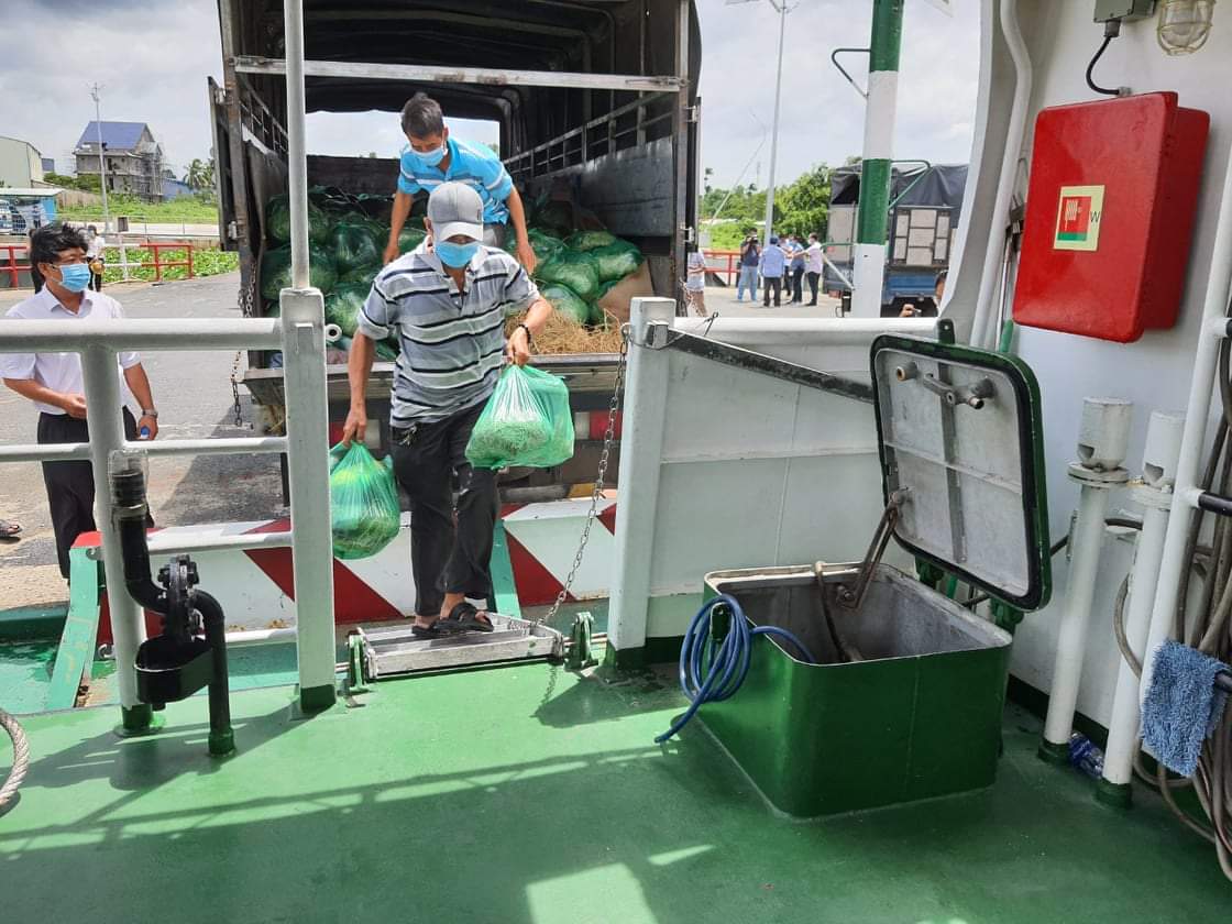 Khẩn trương vận chuyển h&agrave;ng rau củ quả l&ecirc;n t&agrave;u cao tốc trưa 19/7 để kịp thời chuyển đến TPHCMđến 