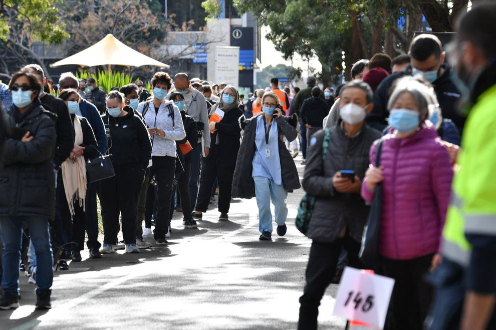 Người d&acirc;n Sydney xếp h&agrave;ng chờ ti&ecirc;m vắc xin COVID-19 b&ecirc;n ngo&agrave;i trung t&acirc;m ti&ecirc;m chủng ở khu ngoại &ocirc; Homebush - Ảnh: AFP/Getty Images