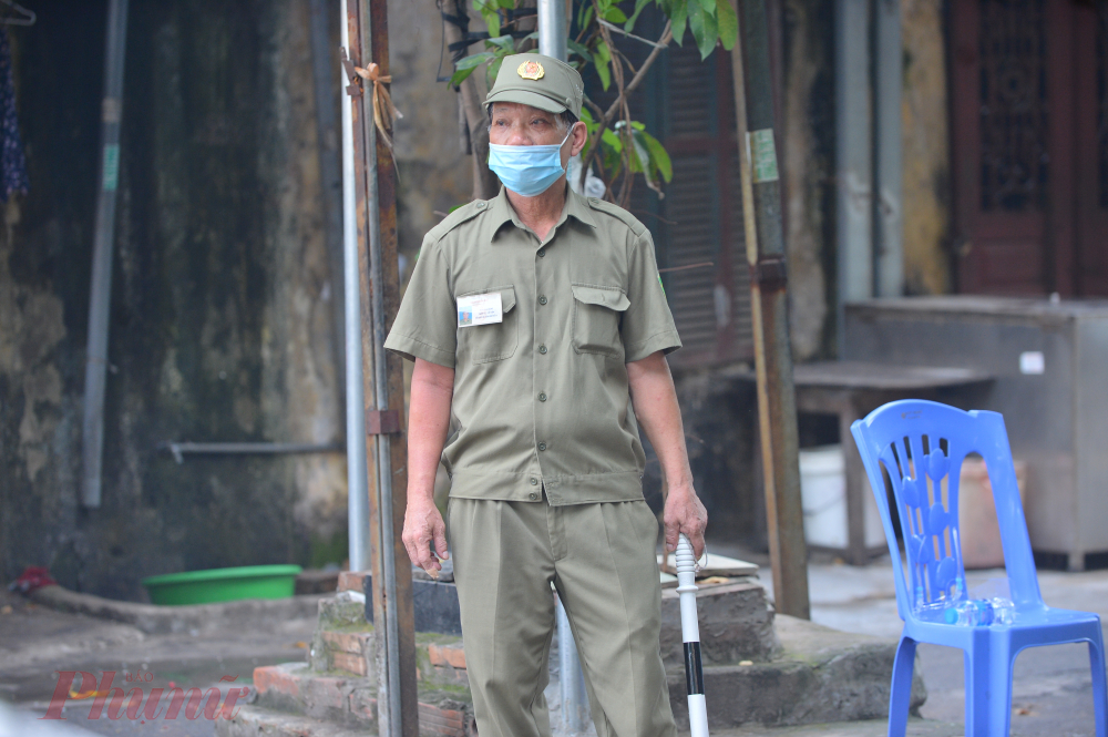 &Ocirc;ng Đỗ Trọng Nghĩa, Tổ trưởng tổ d&acirc;n phố 15 phường Nghĩa Đ&ocirc; cho biết, lực lượng y tế đ&atilde; đưa những người li&ecirc;n quan đi c&aacute;ch ly v&agrave;o s&aacute;ng nay
