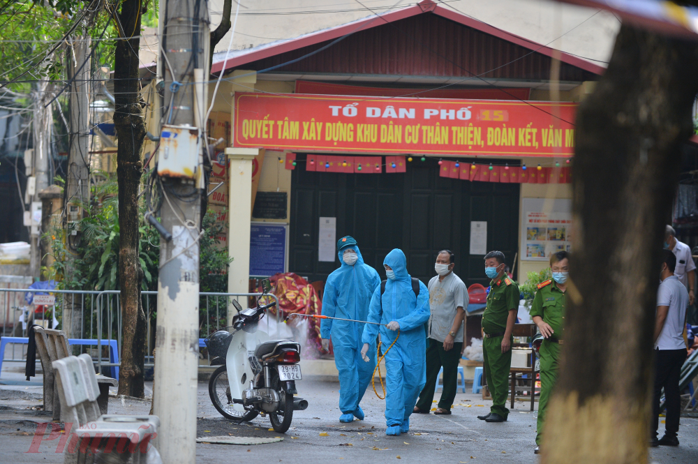 Lực lượng y tế lấy mẫu x&eacute;t nghiệm cho người d&acirc;n quanh khu vực A10 đồng thời  phun khử khuẩn ngăn chặn bệnh dịch l&acirc;y lan.